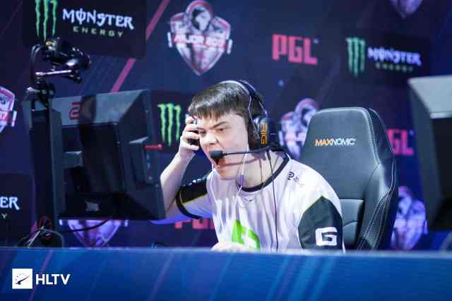 长期效力于 长期效力于